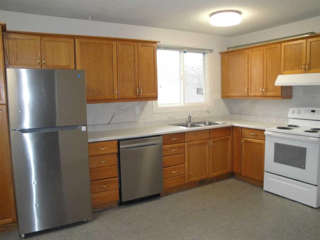 31 Huntford Road Ne, Calgary, AB - Indoor Photo Showing Kitchen With Double Sink