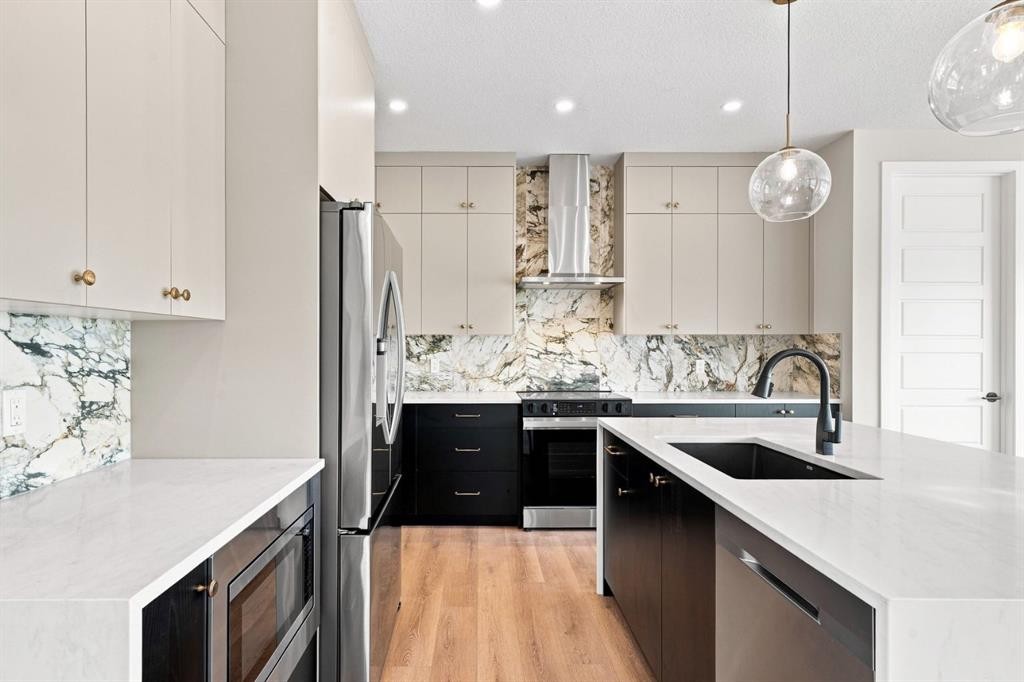 40 Fieldstone Close, Balzac, AB - Indoor Photo Showing Kitchen With Upgraded Kitchen