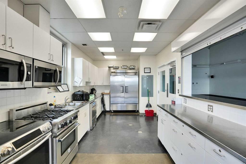 35 Cottageclub Lane, Rural Rocky View County, AB - Indoor Photo Showing Kitchen With Upgraded Kitchen