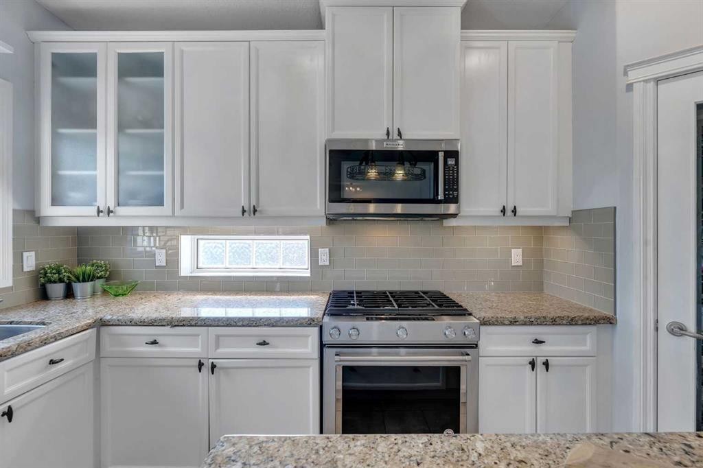 134 Channelside Cove Sw, Airdrie, AB - Indoor Photo Showing Kitchen