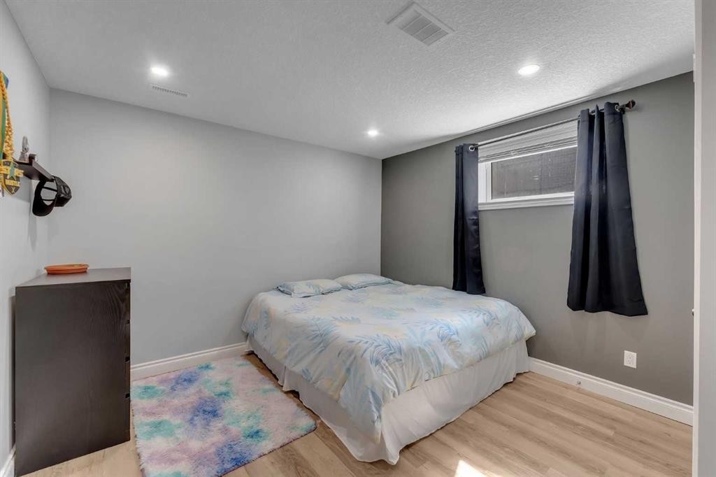 134 Channelside Cove Sw, Airdrie, AB - Indoor Photo Showing Bedroom