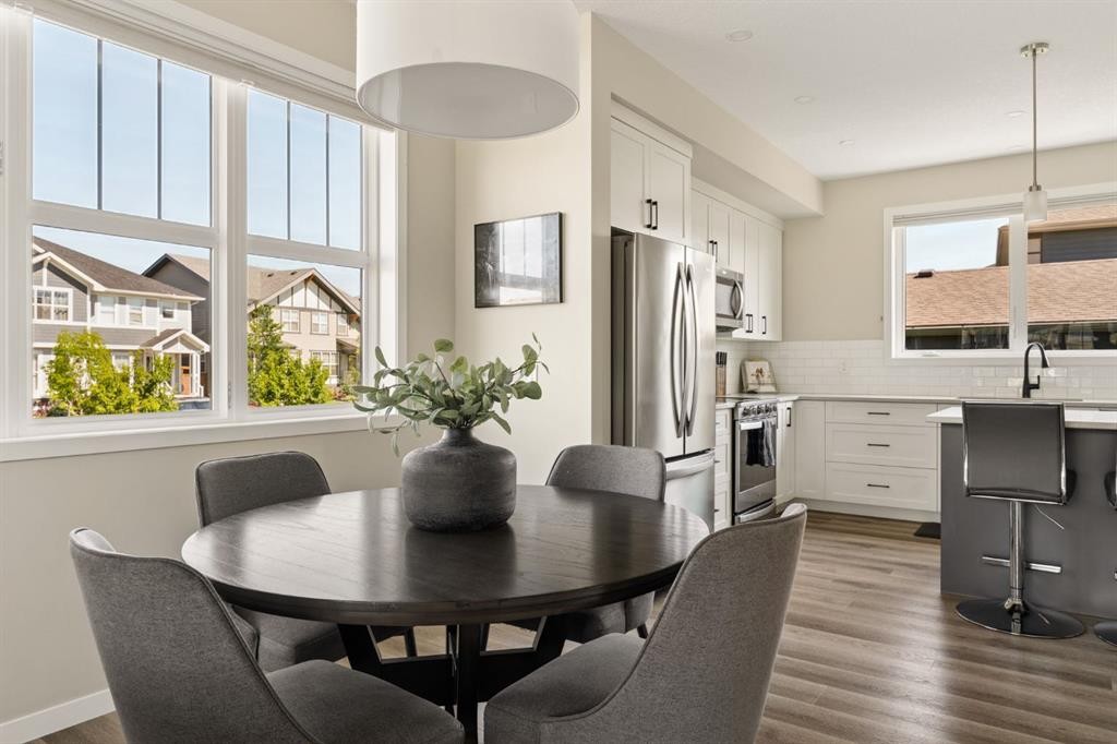 40 Magnolia Parade Se, Calgary, AB - Indoor Photo Showing Dining Room