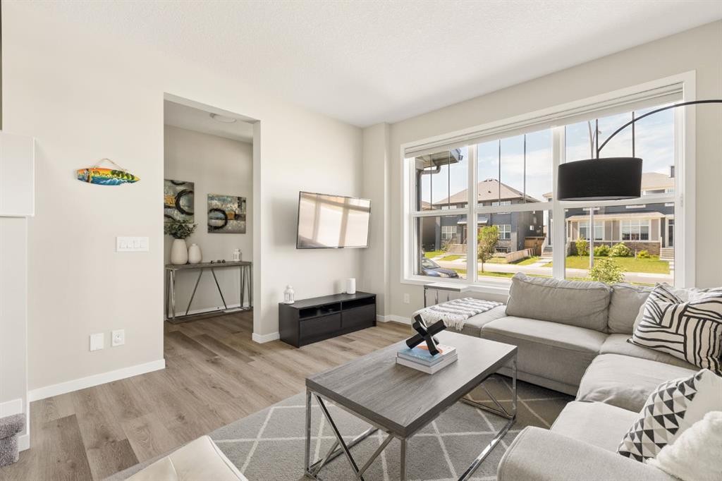40 Magnolia Parade Se, Calgary, AB - Indoor Photo Showing Living Room