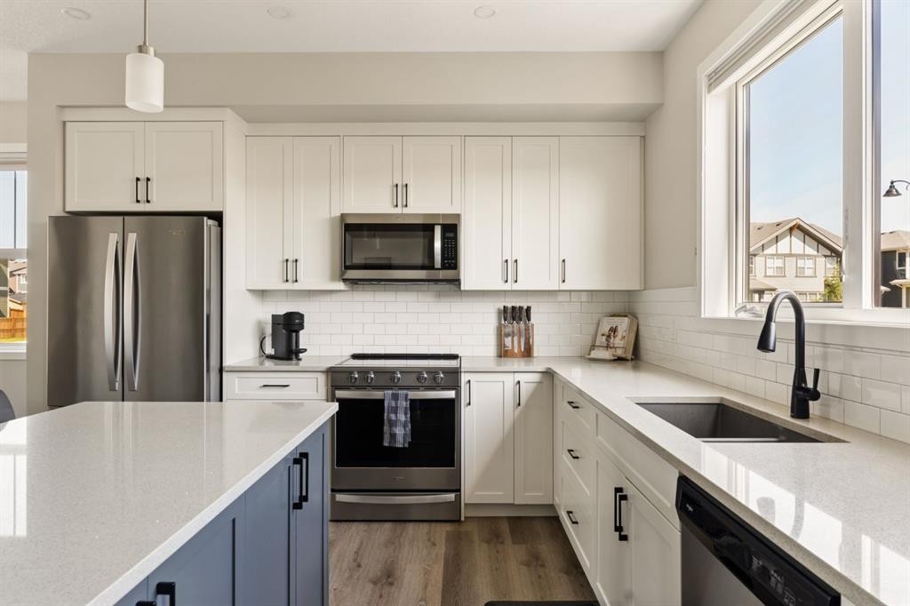 40 Magnolia Parade Se, Calgary, AB - Indoor Photo Showing Kitchen With Upgraded Kitchen