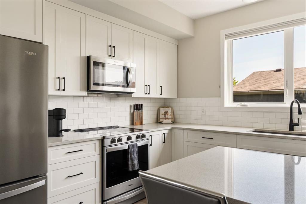 40 Magnolia Parade Se, Calgary, AB - Indoor Photo Showing Kitchen With Upgraded Kitchen