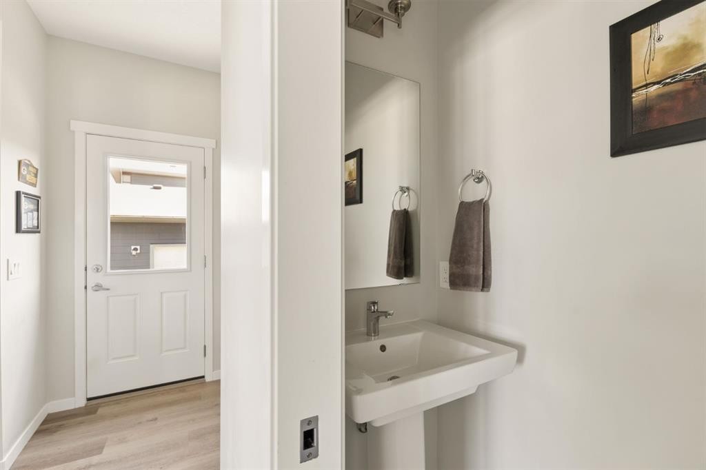 40 Magnolia Parade Se, Calgary, AB - Indoor Photo Showing Bathroom