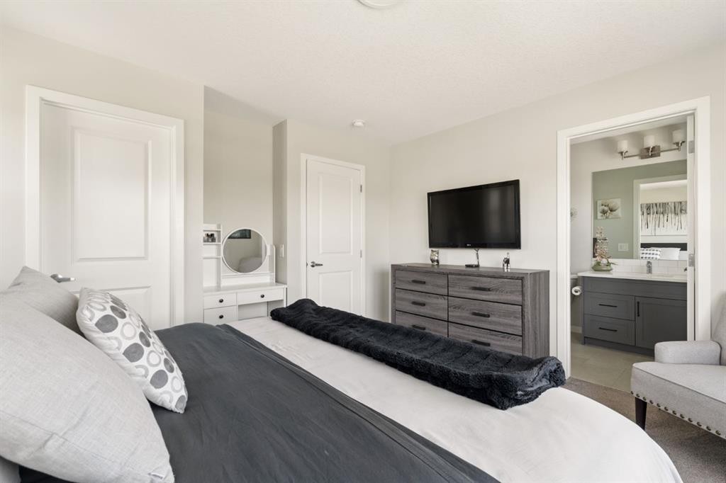 40 Magnolia Parade Se, Calgary, AB - Indoor Photo Showing Bedroom