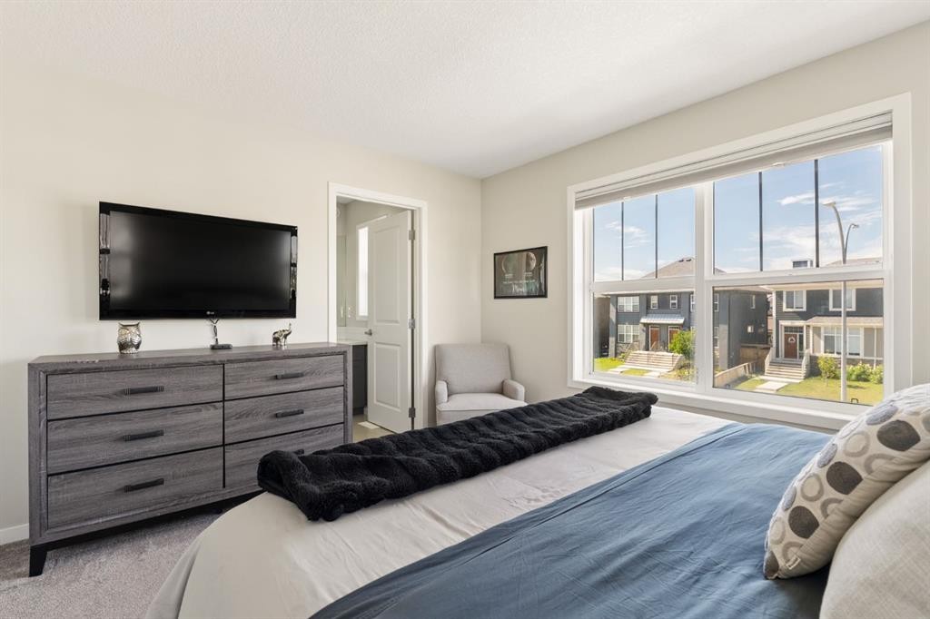 40 Magnolia Parade Se, Calgary, AB - Indoor Photo Showing Bedroom