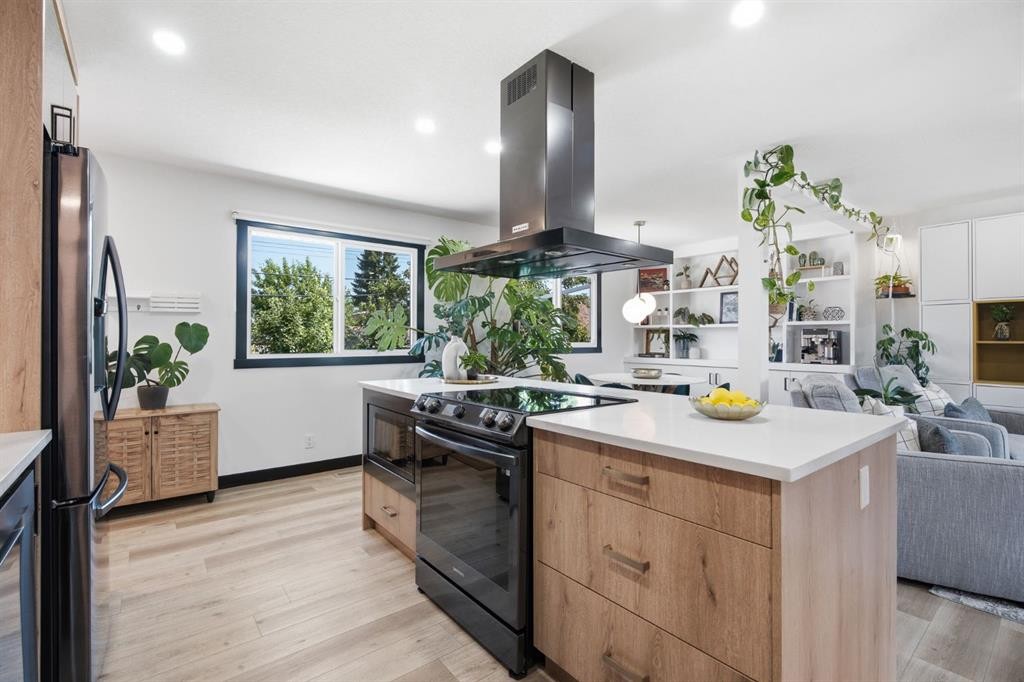 180 Huntford Road Ne, Calgary, AB - Indoor Photo Showing Kitchen