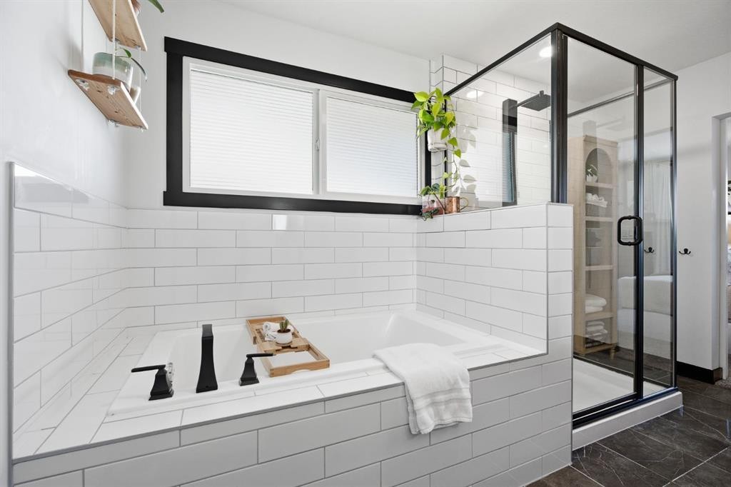 180 Huntford Road Ne, Calgary, AB - Indoor Photo Showing Bathroom