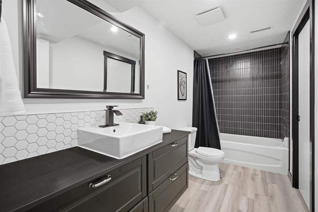 180 Huntford Road Ne, Calgary, AB - Indoor Photo Showing Bathroom