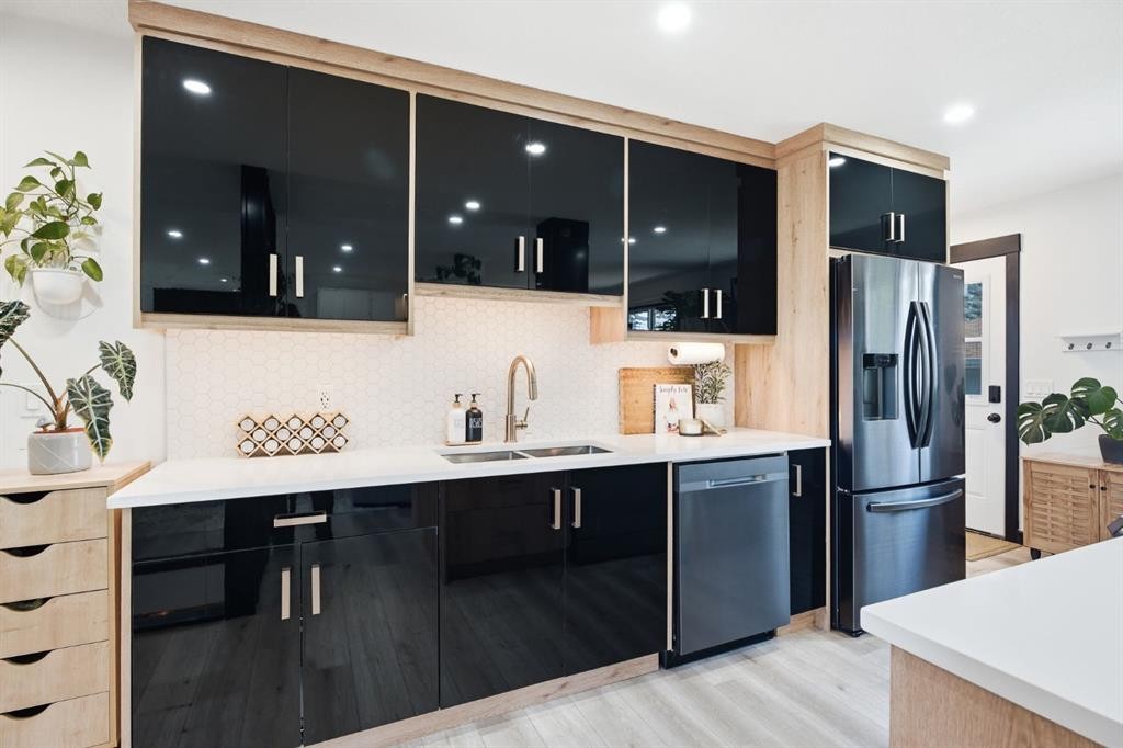 180 Huntford Road Ne, Calgary, AB - Indoor Photo Showing Kitchen With Double Sink With Upgraded Kitchen
