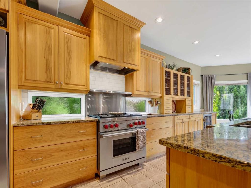 126 West Terrace Point, Cochrane, AB - Indoor Photo Showing Kitchen