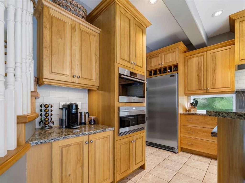 126 West Terrace Point, Cochrane, AB - Indoor Photo Showing Kitchen