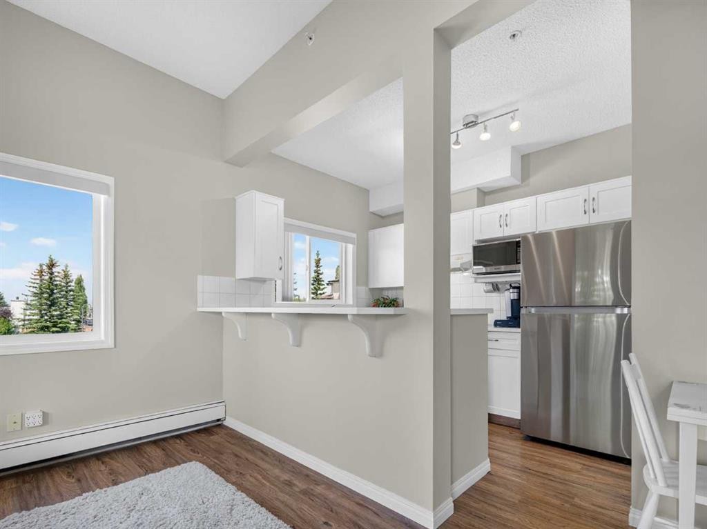 201-72 Quigley Drive, Cochrane, AB - Indoor Photo Showing Kitchen