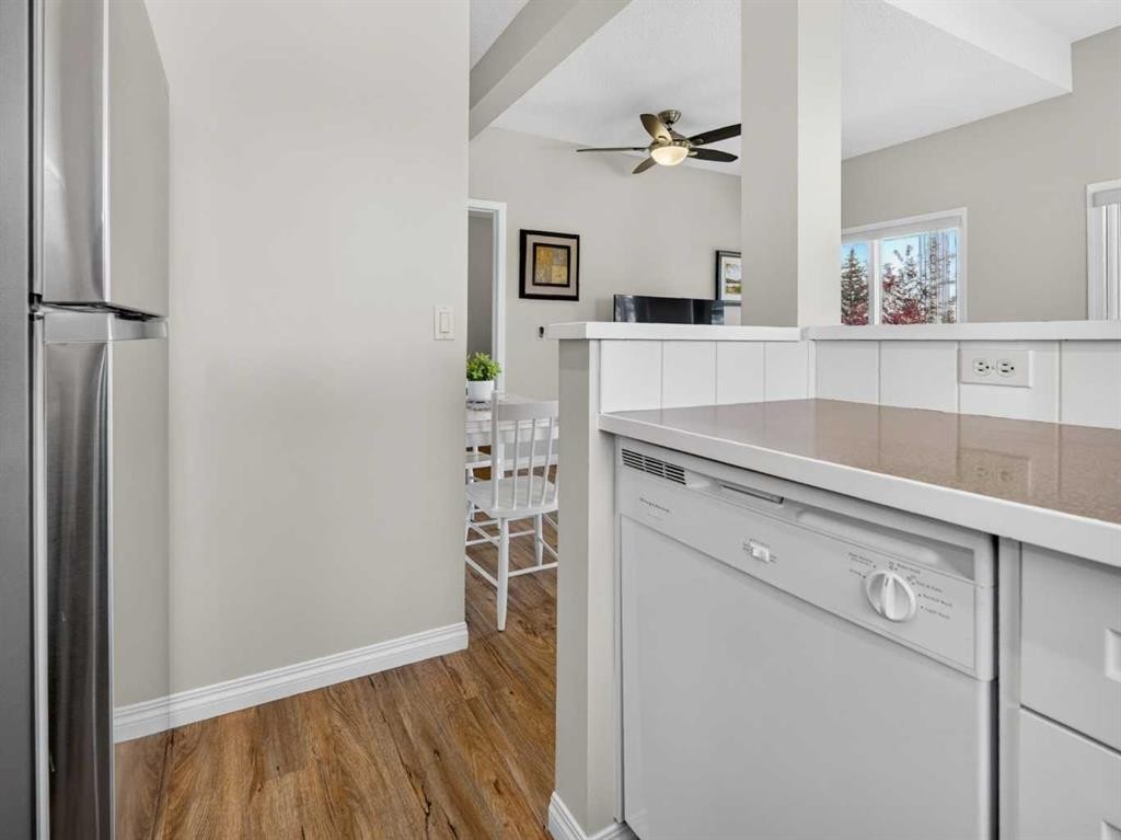 201-72 Quigley Drive, Cochrane, AB - Indoor Photo Showing Kitchen