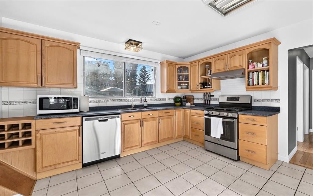 411 Woodland Crescent Se, Calgary, AB - Indoor Photo Showing Kitchen With Double Sink
