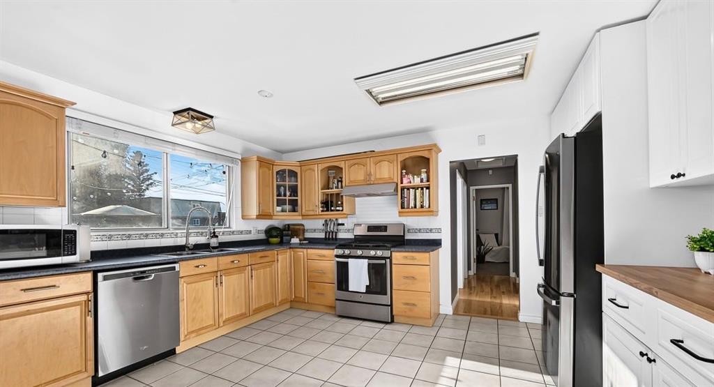 411 Woodland Crescent Se, Calgary, AB - Indoor Photo Showing Kitchen