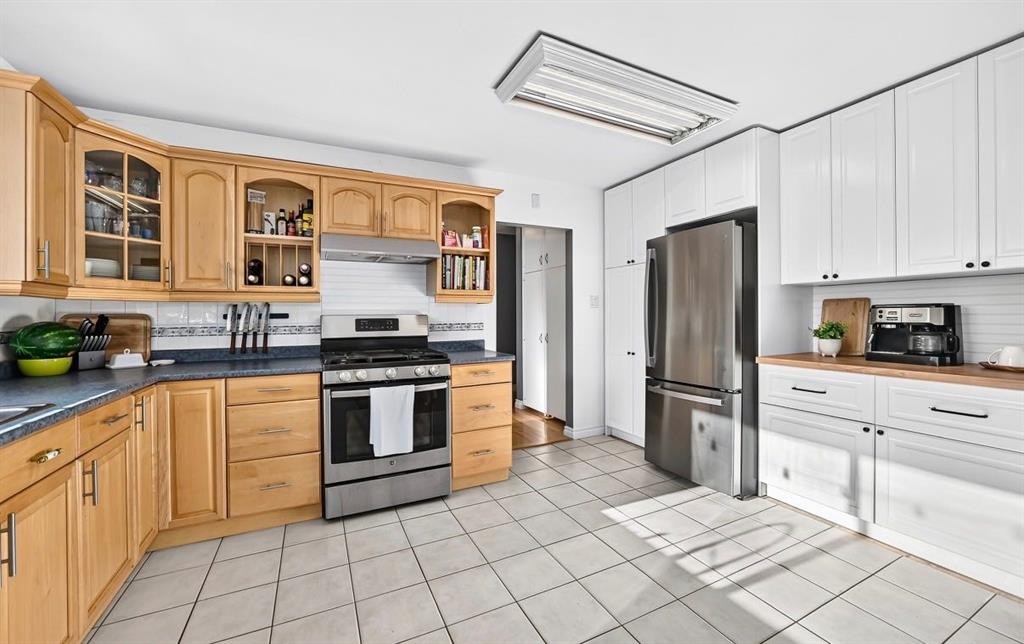 411 Woodland Crescent Se, Calgary, AB - Indoor Photo Showing Kitchen
