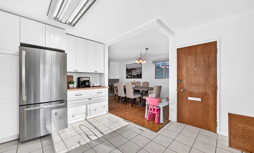 411 Woodland Crescent Se, Calgary, AB - Indoor Photo Showing Kitchen