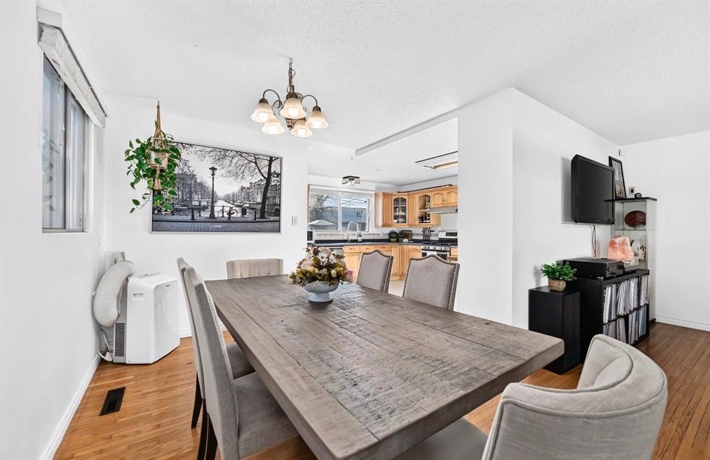 411 Woodland Crescent Se, Calgary, AB - Indoor Photo Showing Dining Room