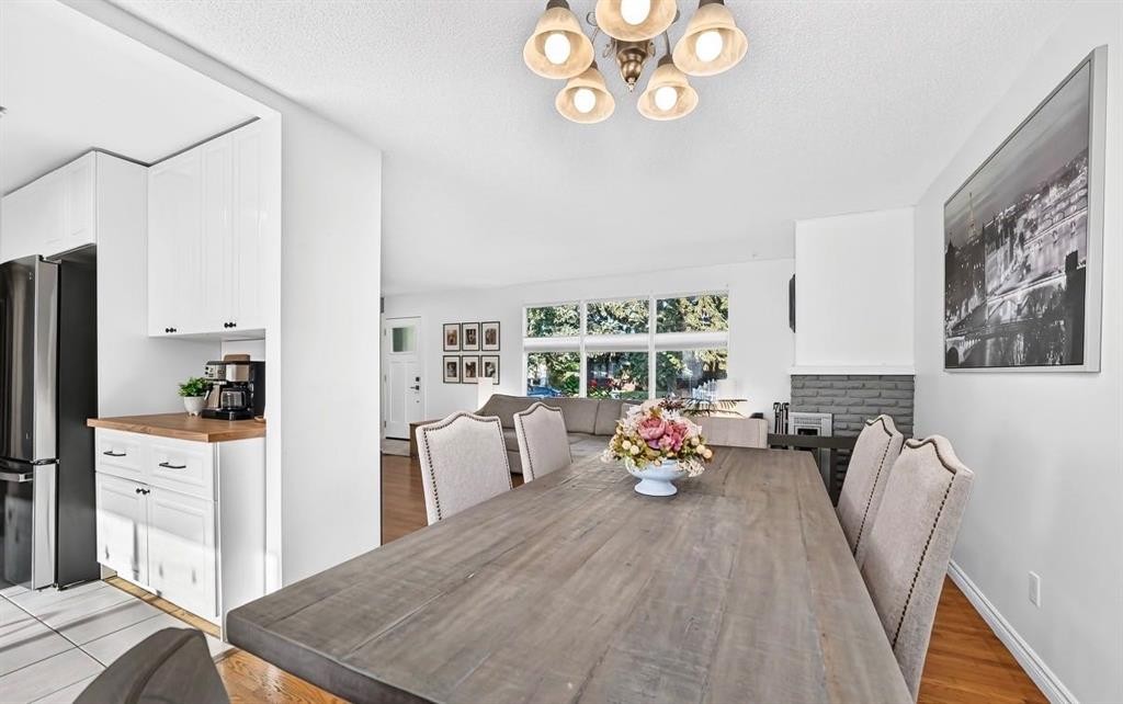 411 Woodland Crescent Se, Calgary, AB - Indoor Photo Showing Dining Room