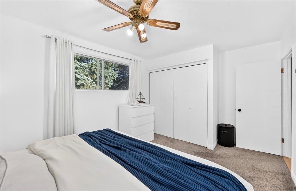 411 Woodland Crescent Se, Calgary, AB - Indoor Photo Showing Bedroom
