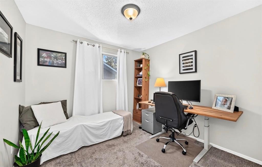 411 Woodland Crescent Se, Calgary, AB - Indoor Photo Showing Office