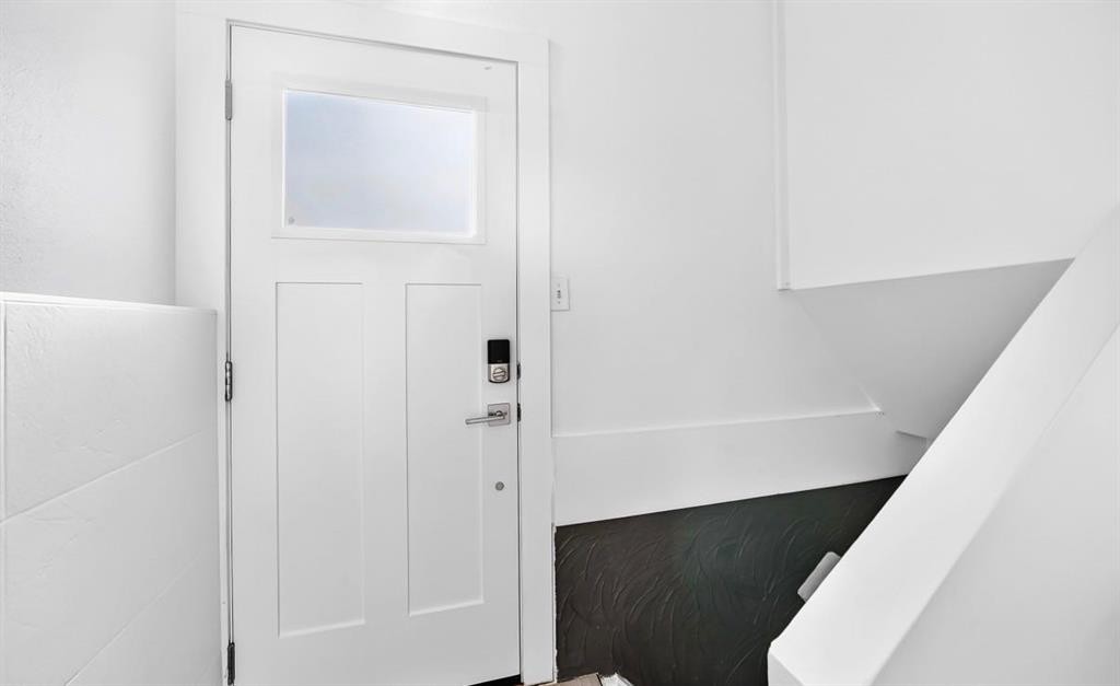411 Woodland Crescent Se, Calgary, AB - Indoor Photo Showing Other Room