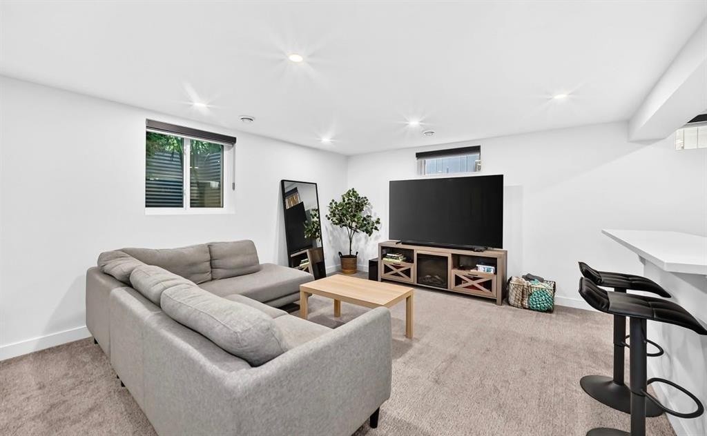411 Woodland Crescent Se, Calgary, AB - Indoor