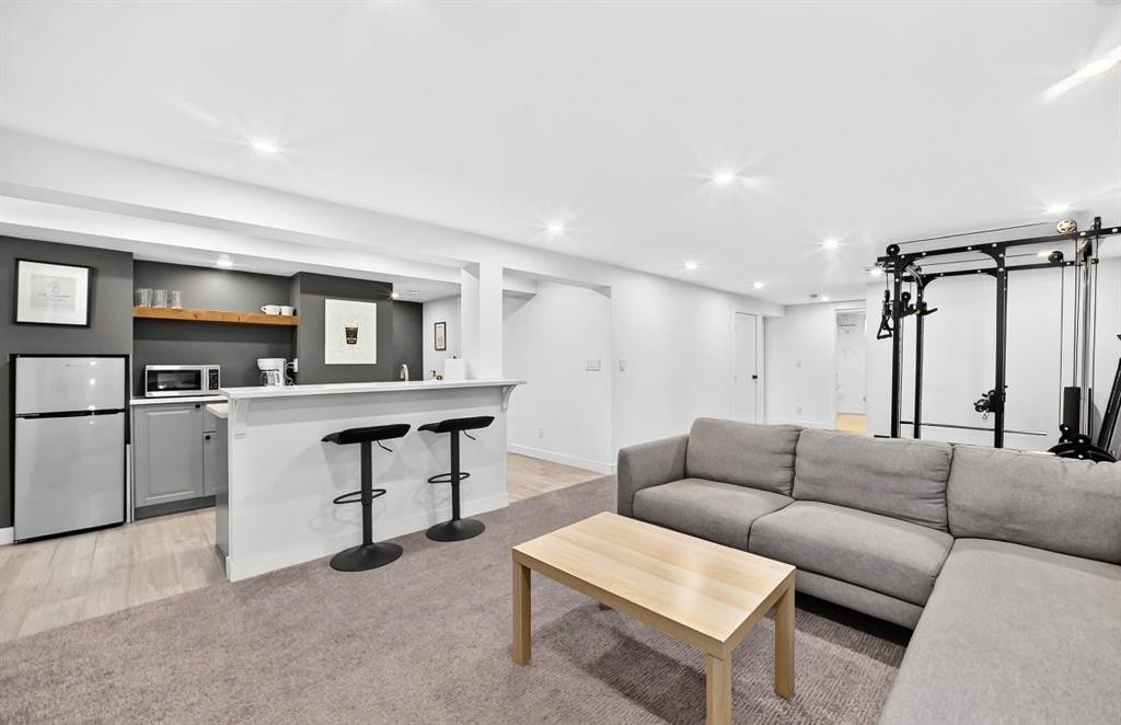 411 Woodland Crescent Se, Calgary, AB - Indoor