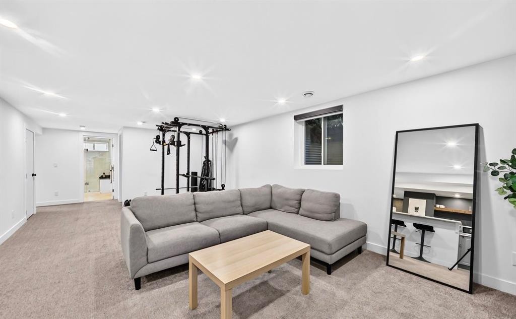 411 Woodland Crescent Se, Calgary, AB - Indoor Photo Showing Living Room