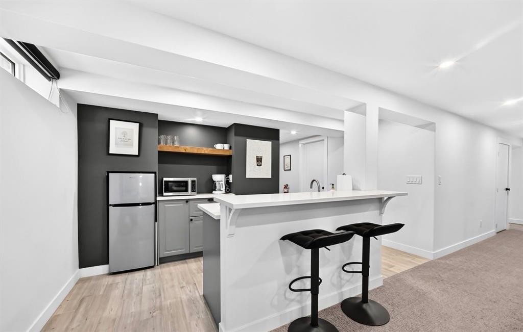 411 Woodland Crescent Se, Calgary, AB - Indoor Photo Showing Kitchen