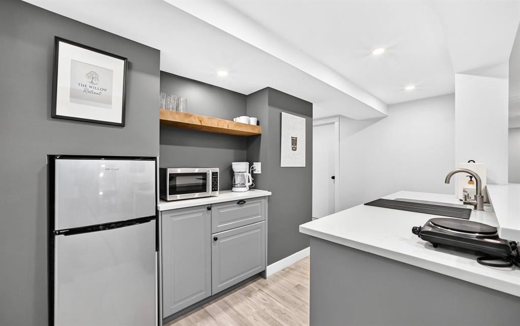 411 Woodland Crescent Se, Calgary, AB - Indoor Photo Showing Kitchen