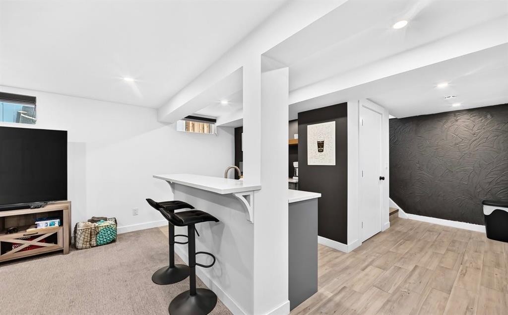 411 Woodland Crescent Se, Calgary, AB - Indoor