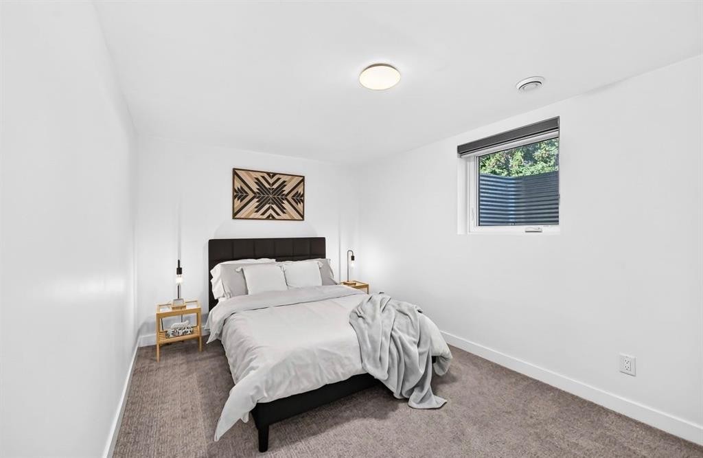 411 Woodland Crescent Se, Calgary, AB - Indoor Photo Showing Bedroom