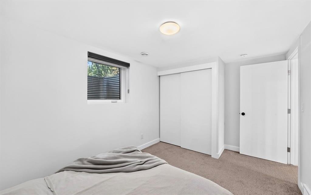 411 Woodland Crescent Se, Calgary, AB - Indoor Photo Showing Bedroom