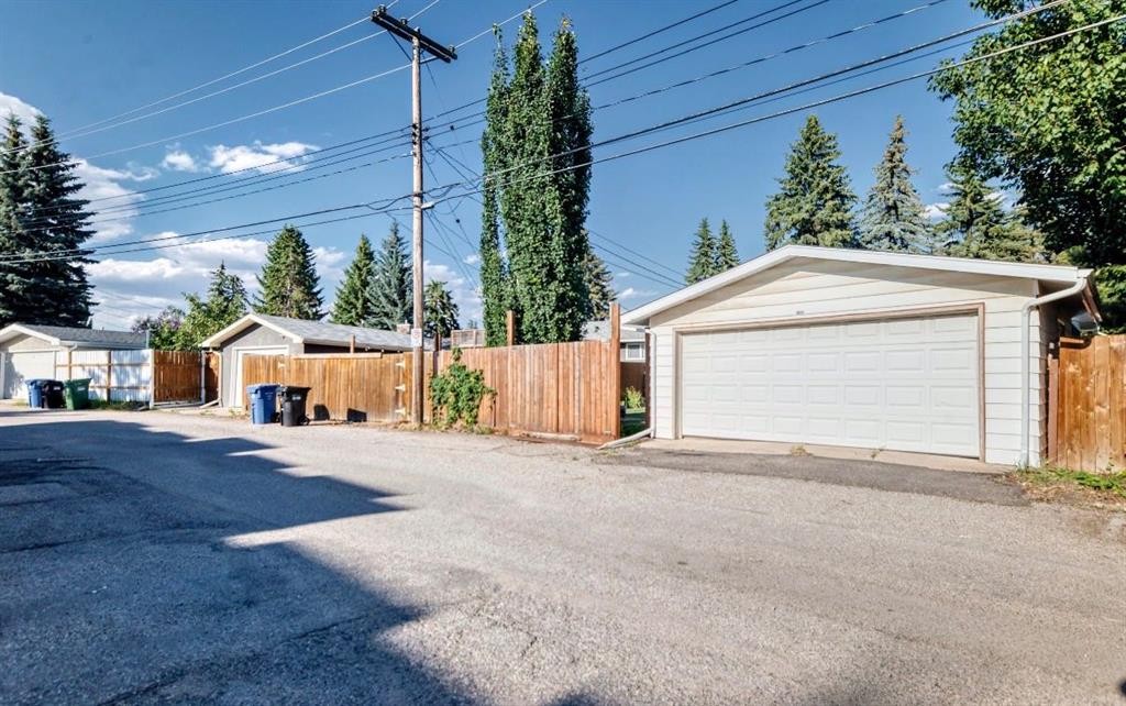 411 Woodland Crescent Se, Calgary, AB - Outdoor