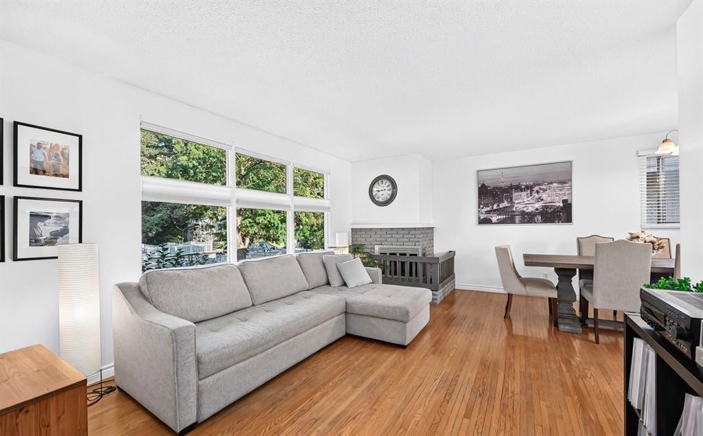 411 Woodland Crescent Se, Calgary, AB - Indoor Photo Showing Living Room
