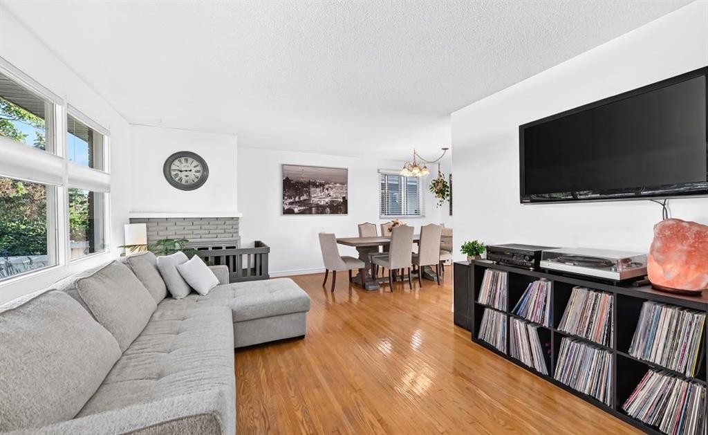 411 Woodland Crescent Se, Calgary, AB - Indoor Photo Showing Living Room
