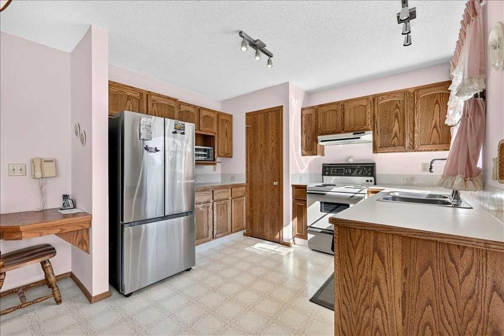 105 Christie Knoll Heights Sw, Calgary, AB - Indoor Photo Showing Kitchen With Double Sink