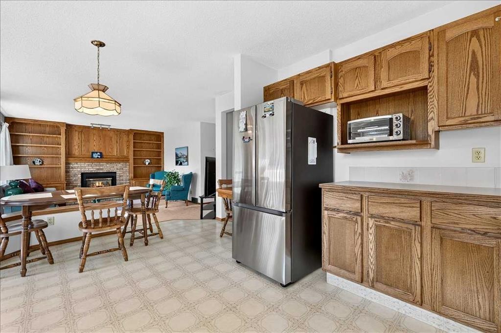 105 Christie Knoll Heights Sw, Calgary, AB - Indoor Photo Showing Kitchen