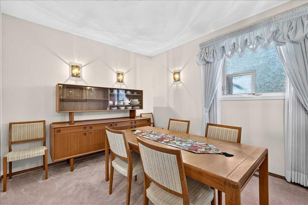 105 Christie Knoll Heights Sw, Calgary, AB - Indoor Photo Showing Dining Room