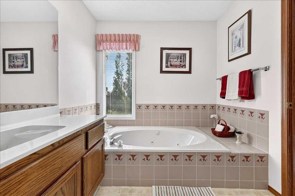 105 Christie Knoll Heights Sw, Calgary, AB - Indoor Photo Showing Bathroom