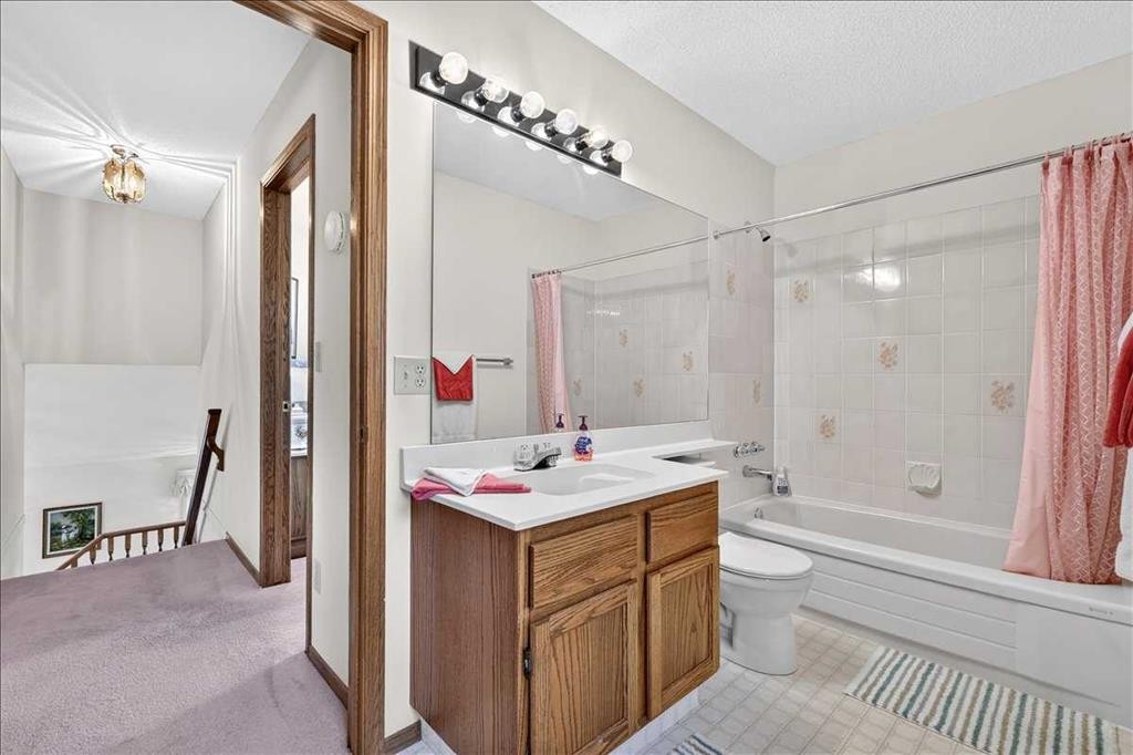 105 Christie Knoll Heights Sw, Calgary, AB - Indoor Photo Showing Bathroom