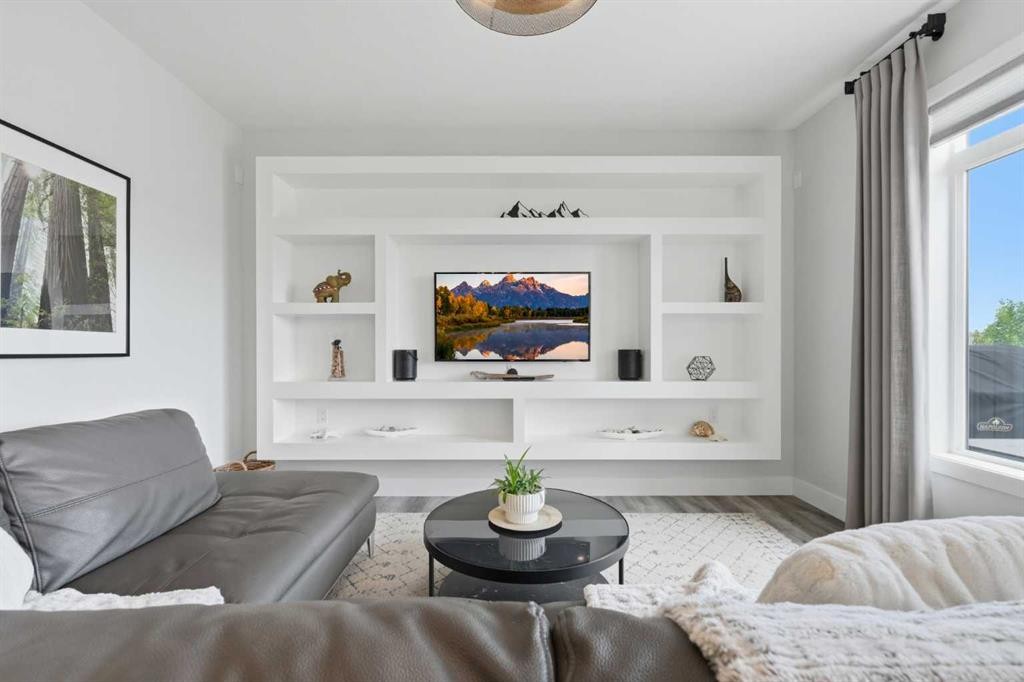 411 Rivercrest Boulevard, Cochrane, AB - Indoor Photo Showing Living Room