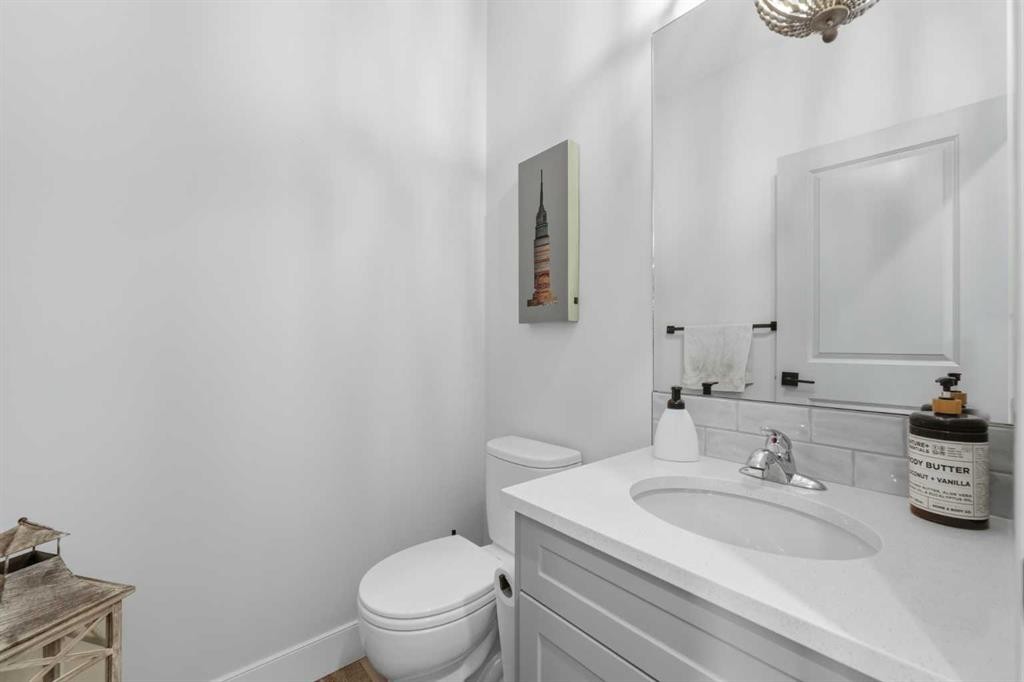 411 Rivercrest Boulevard, Cochrane, AB - Indoor Photo Showing Bathroom