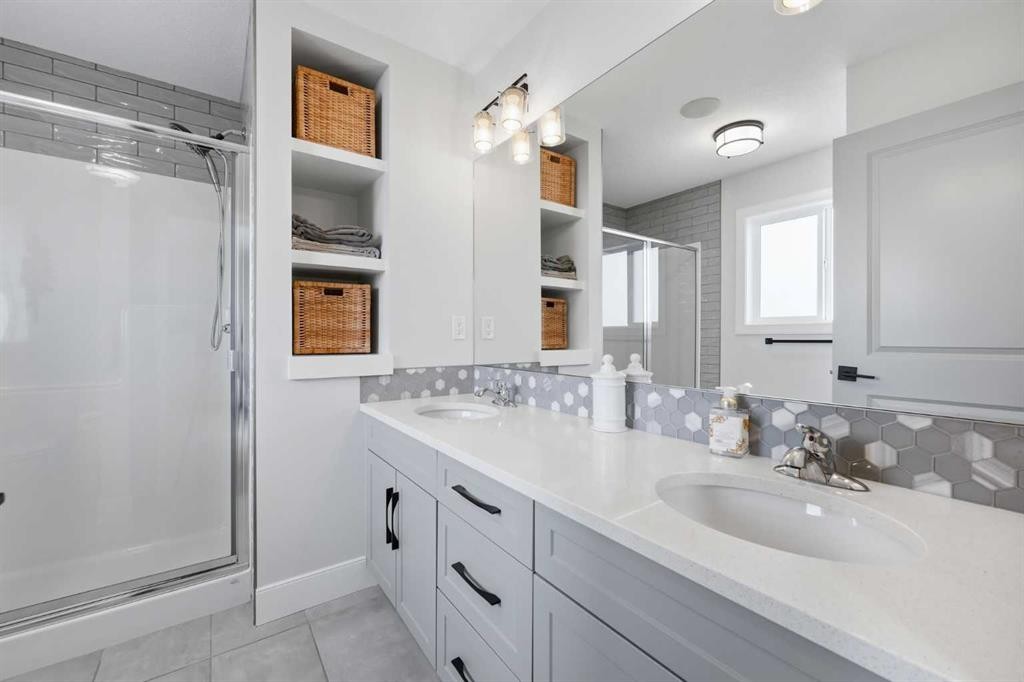 411 Rivercrest Boulevard, Cochrane, AB - Indoor Photo Showing Bathroom