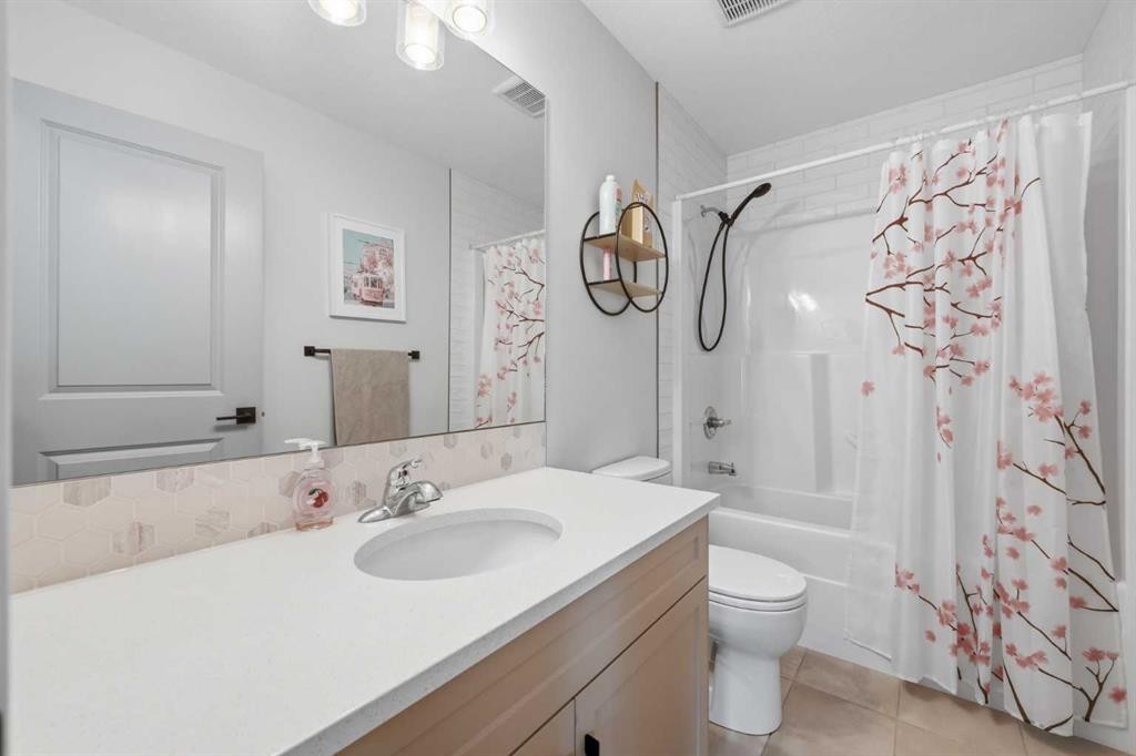 411 Rivercrest Boulevard, Cochrane, AB - Indoor Photo Showing Bathroom