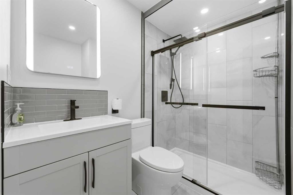 411 Rivercrest Boulevard, Cochrane, AB - Indoor Photo Showing Bathroom